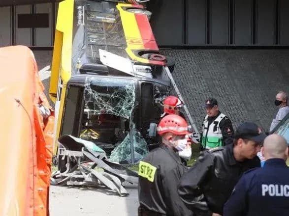 У Варшаві автобус впав з мосту, є загиблий і поранені