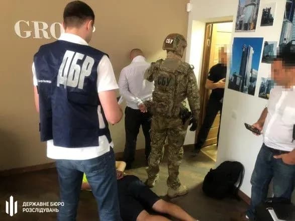 ДБР затримало "радника Президента" та "генерала СБУ" за вимагання мільйона гривень