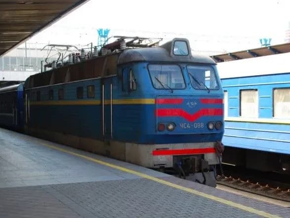 На столичному вокзалі чоловік заліз на дах потяга і загорівся після удару струмом