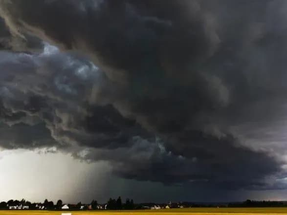 Спека та грози: синоптики дали прогноз погоди на вихідні
