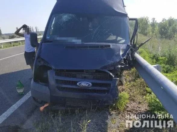 На трасі під Одесою зіткнулися легковик і бус на буксирі, є загиблий