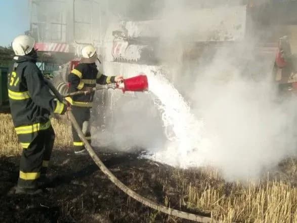 На Херсонщині під час косіння загорівся комбайн