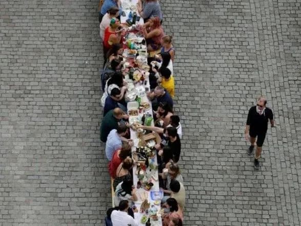 З вином та без соціальної дистанції: у Чехії "попрощалися" з коронавірусом