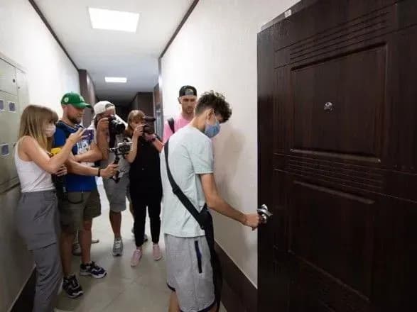 Сім'ї, які постраждали від вибуху у багатоповерхівці на Позняках, вперше відвідали нові квартири