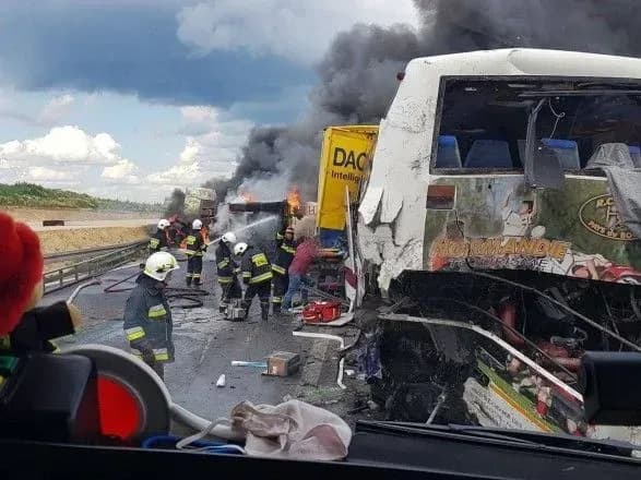 Масштабна ДТП у Польщі з українцями: на місце аварії вирушив консул