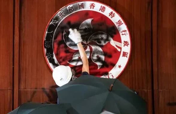 У Гонконгу затримали понад 300 людей у перший день дії нового закону