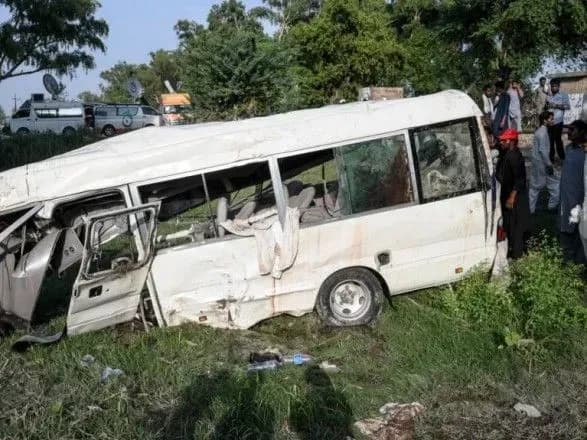 У Пакистані поїзд протаранив автобус з паломниками: понад 20 загиблих