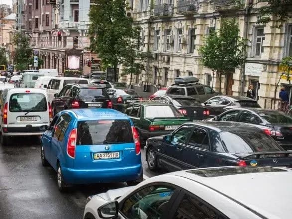 Ранок п’ятниці у Києві почався із заторів
