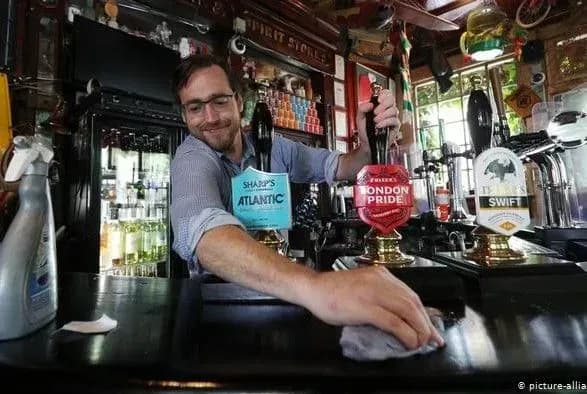 "Суперсубота": в Англії після тримісячного локдауну відкрилися паби