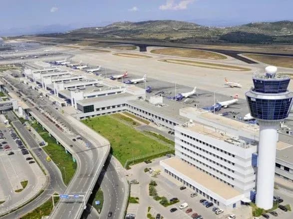 Консул України відвідав українців, яких не пропустили в аеропорту Афін