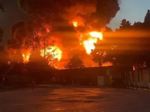 В результаті пожежі на фабриці з виробництва фарби в Баку є постраждалі