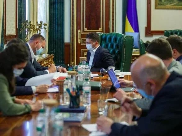 Ресторани та клуби мають відповідати за поширення коронавірусу серед своїх клієнтів - Зеленський