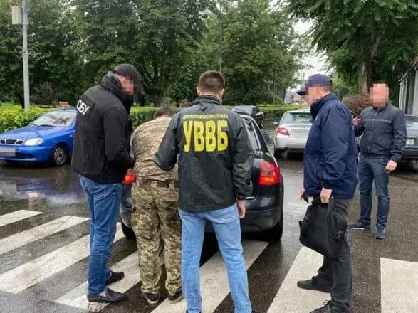 На Закарпатті прикордонника викрили на “кришуванні” контрабанди цигарок до ЄС