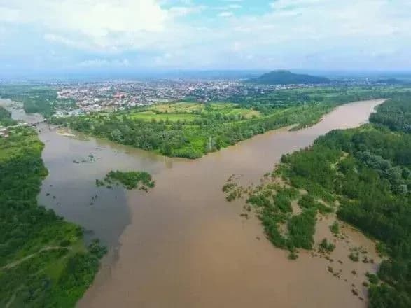 После паводков на западе Украины остаются подтопленными пять городов и сел