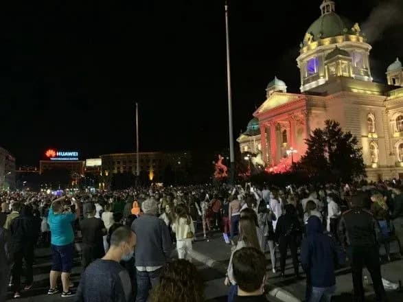Пандемія: у Сербії незгодні з комендантською годиною увірвалися у парламент, у Белграді - заворушення