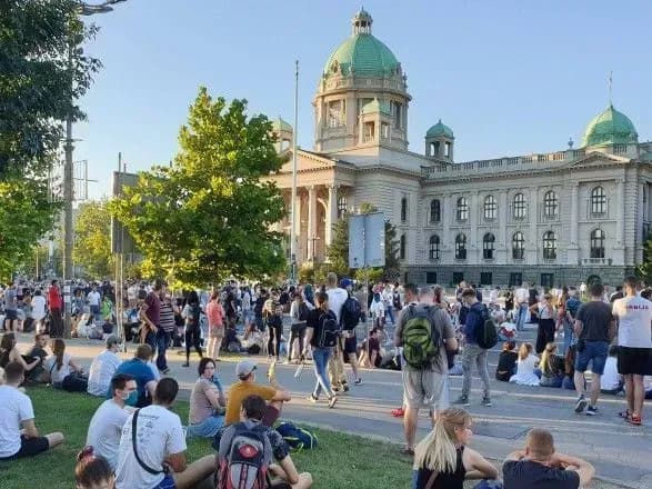 Пандемія: у Сербії третій день тривають антиурядові протести після посилення карантину