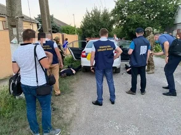 Групу правоохоронців викрили на збуті наркотиків та викраденні людей