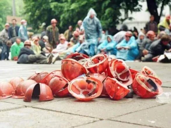 Шахтеры завершили митинг