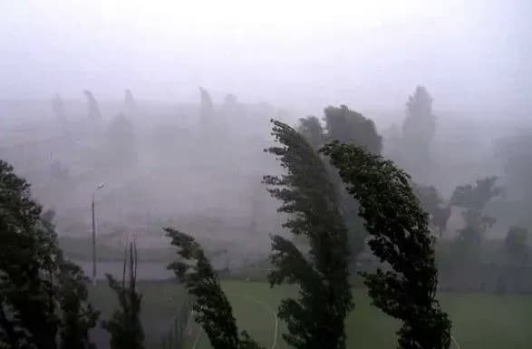 Грози та поривчастий вітер у столиці продовжуватимуться до кінця доби