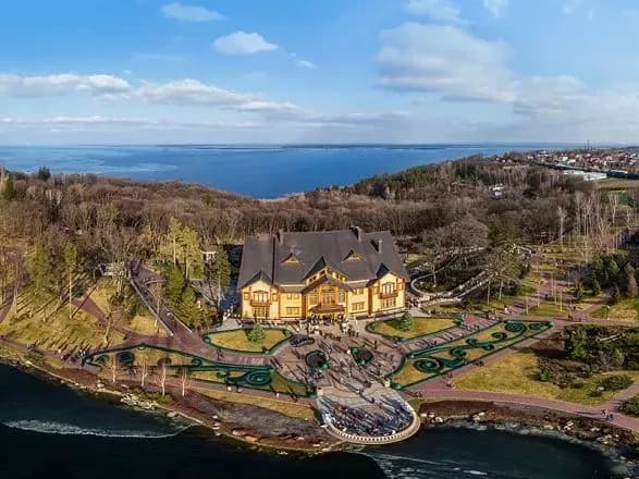 Місцева влада та активісти відмовили людям у безкоштовному доступі до Межигір'я Януковича