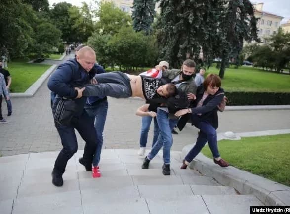 У Білорусі тривають стихійні протести через відмову реєструвати незалежних кандидатів у президенти