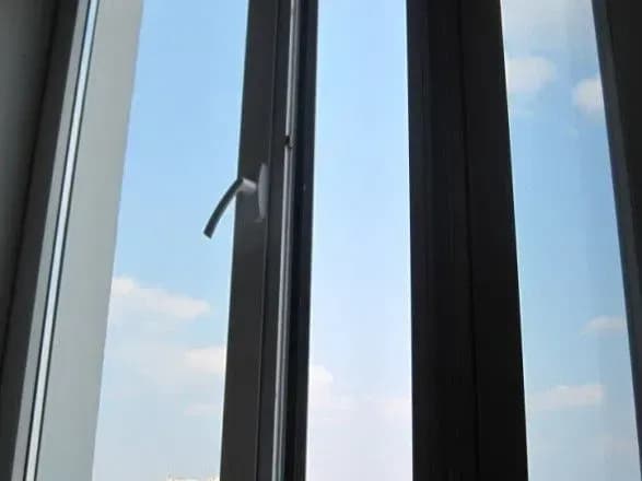 На Донеччині шестирічна дівчинка випала з вікна