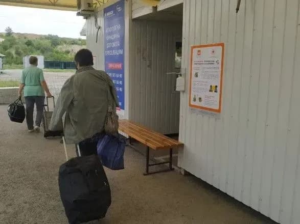 Через КПВВ “Новотроїцьке” бойовики пропускають людей партіями і вибірково - прикордонники