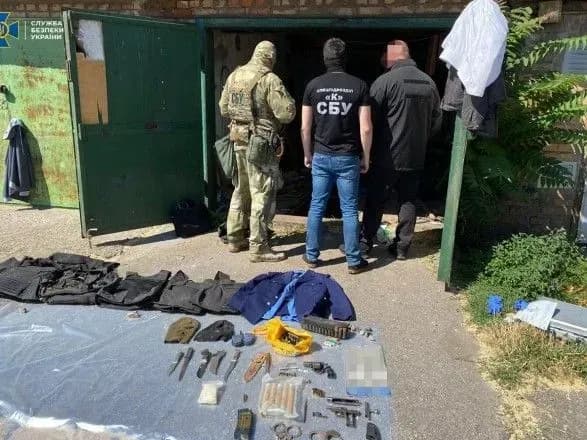 Во время спецоперации в Днепропетровской области задержали банду с мощным арсеналом оружия