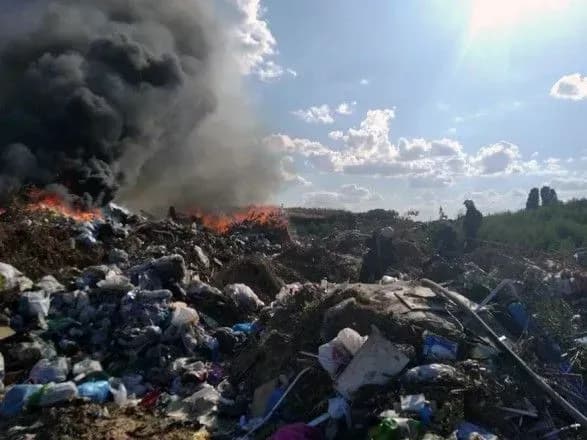 Рятувальники ліквідували пожежу на сміттєзвалищі у Дніпропетровській області