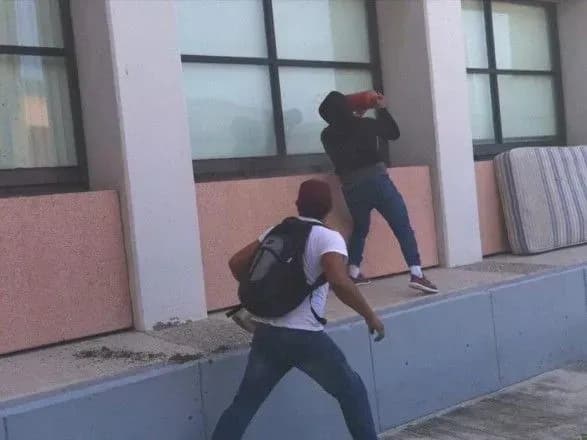 Сотні студентів влаштували заворушення біля одного з регіональних парламентів Мексики