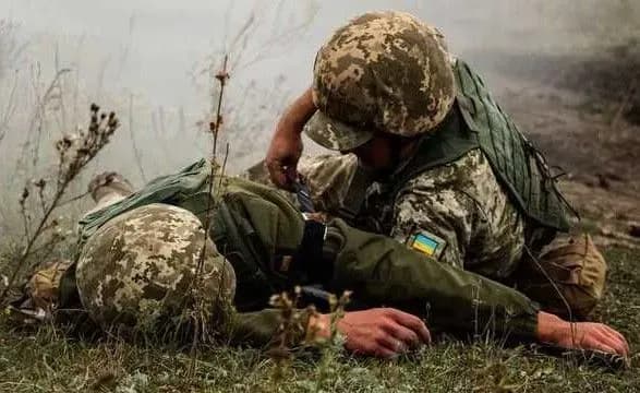 На Донбасі внаслідок обстрілів загинув військовий