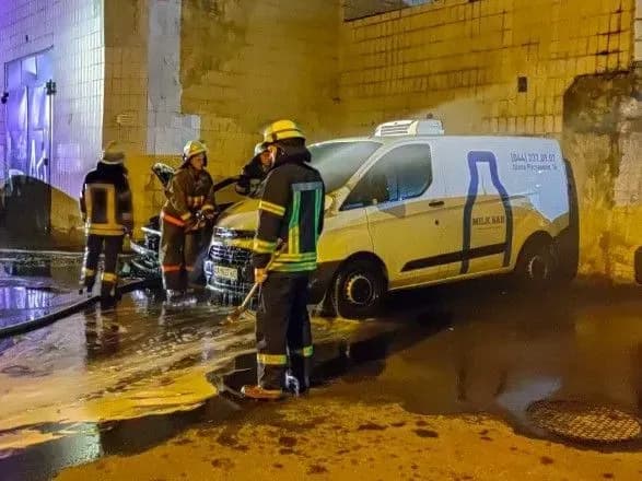 На Дарниці біля багатоповерхівки горіли дві іномарки