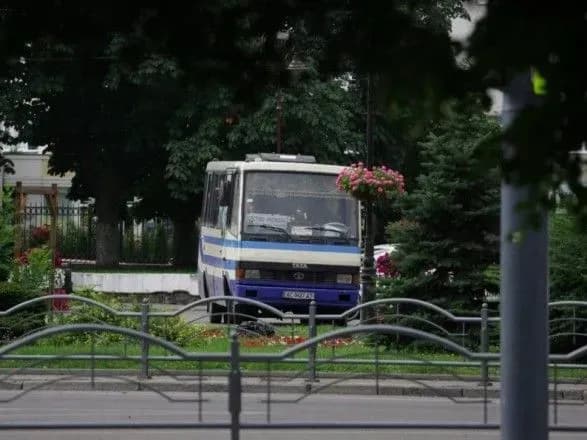 Захоплення заручників у Луцьку: терорист намагається збити поліцейський дрон