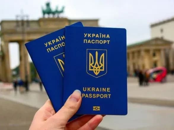 Українці отримали вдвічі менше закордонних паспортів, ніж торік