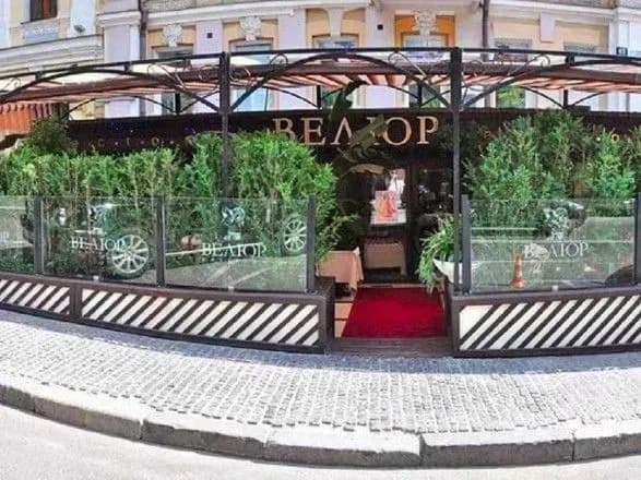 У Києві поруч з рестораном "Велюр" проходять обшуки