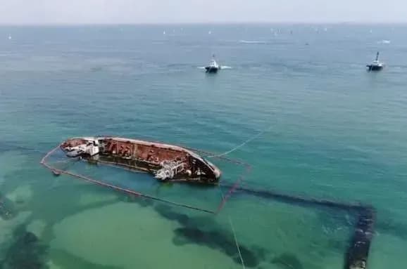 Еще одна утечка горючего из танкера Delfi в Одессе