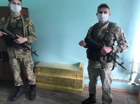На Закарпатті за добу прикордонники тричі завадили тютюновим контрабандистам “штурмувати” кордон