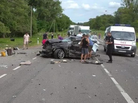На трасі "Київ – Чоп" зіткнулися легковики та вантажівка, серед травмованих – діти