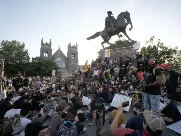 Протести у США: поліція арештувала щонайменше 17 осіб у Річмонді, сутички тривають