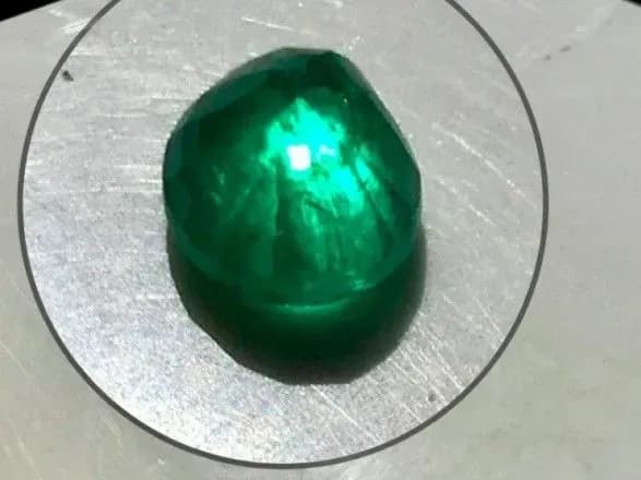"Індійська біжутерія": до України намагалися незаконно ввезти смарагд на 4,56 карат