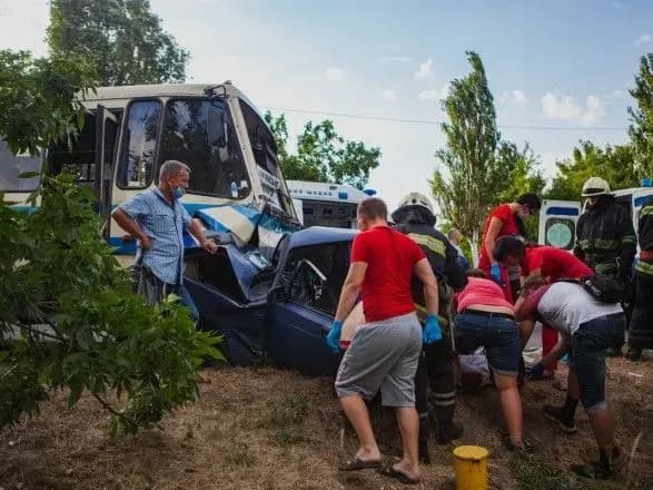 В Днепре столкнулись рейсовый автобус и легковушка