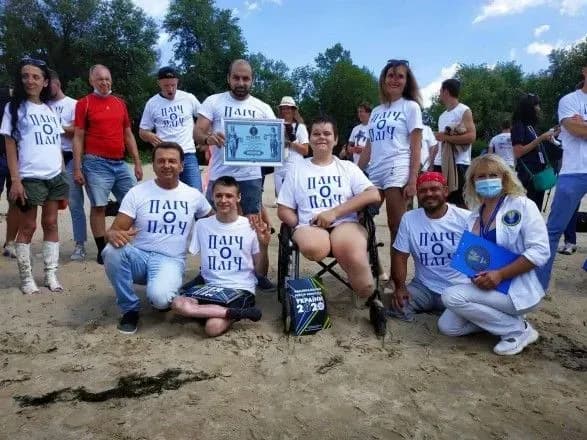 Український підліток без ніг та руки самотужки переплив Дніпро і встановив рекорд