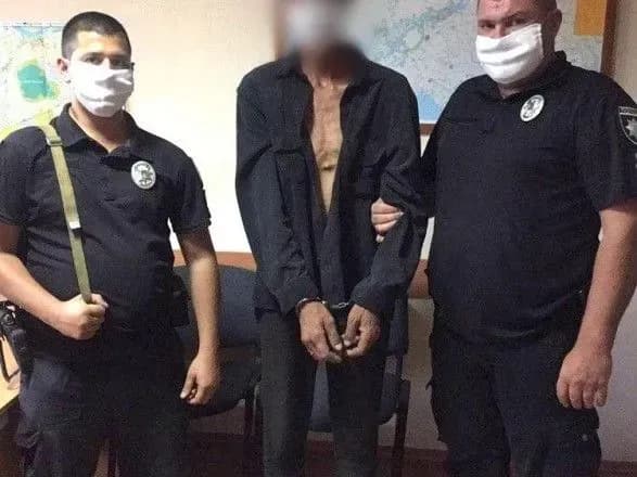 На Херсонщині чоловік вдерся до будинку літньої жінки з ножем та наказав його нагодувати