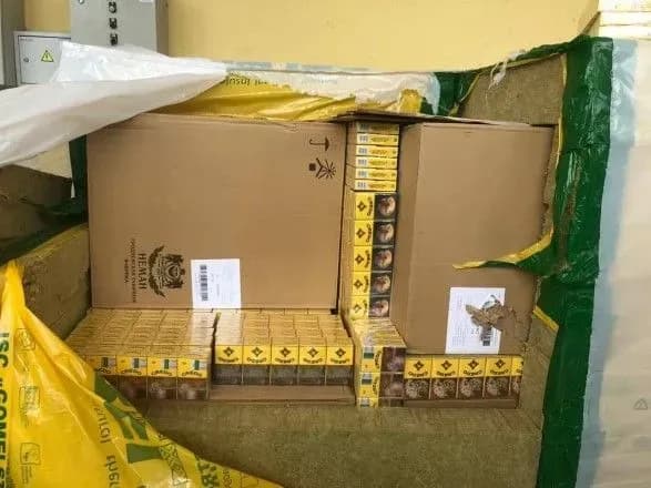 Білорус намагався провезти через кордон до Києва 330 ящиків сигарет