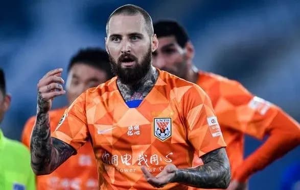 Ексгравець "Динамо" отримав вилучення у дебютній грі чемпіонату Китаю