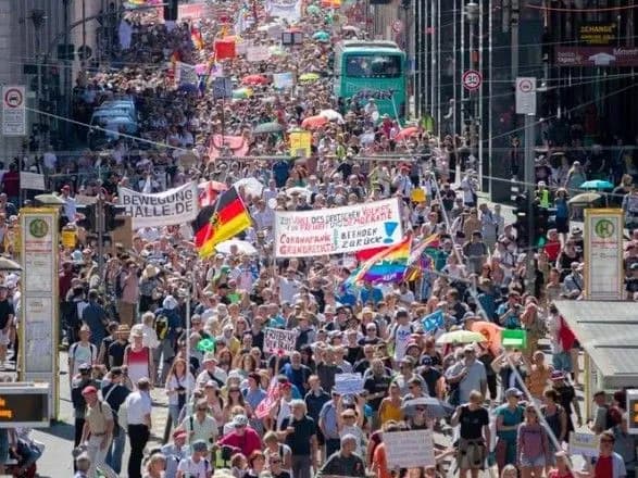 "Теорія змови - пандемія корони": у Німеччині протести через продовження карантину