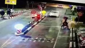 У столиці чоловік розтрощив пункт вїзду на Труханів острів, його затримано