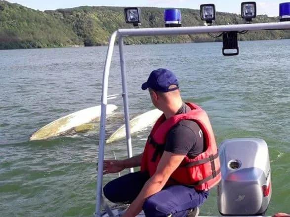 Катамаран із трьома людьми перевернувся на Хмельниччині