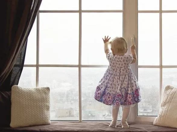 Во Львове выпала из окна и погибла полуторагодовалая девочка