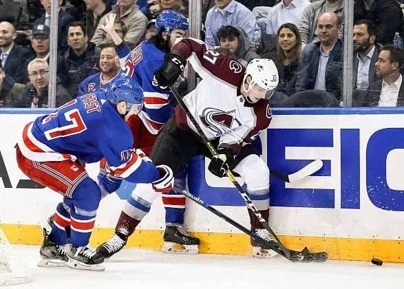 Шайба за 0,1 секунды до конца игры принесла "Колорадо" первую победу после рестарта НХЛ